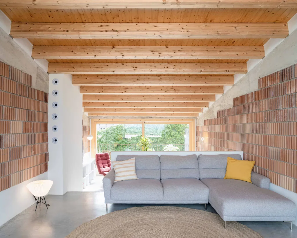El arquitecto Luis Arredondo ha diseñado su propia vivienda en Montuïri a partir de una parcela que todos rechazaban por su pendiente, estrechez y la ubicación entre medianeras de 12 metros de altura