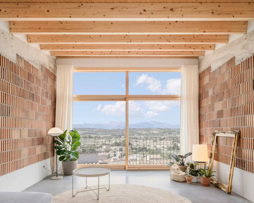 El arquitecto Luis Arredondo ha diseñado su propia vivienda en Montuïri a partir de una parcela que todos rechazaban por su pendiente, estrechez y la ubicación entre medianeras de 12 metros de altura